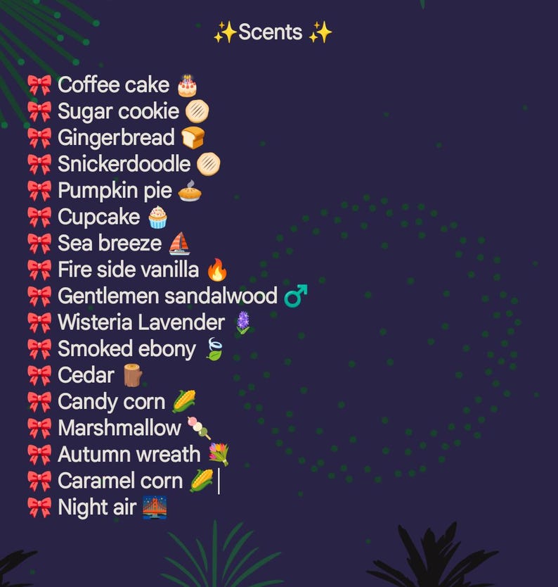 K&ouml;nnte beinhalten: Eine Liste von D&uuml;ften mit Emojis, die jeden Duft repr&auml;sentieren. Die D&uuml;fte umfassen Kaffeekuchen, Zuckerkekse, Lebkuchen, Snickerdoodle, K&uuml;rbiskuchen, Cupcake, Meeresbrise, Kaminvanille, Herren-Sandelholz, Glyzinien-Lavendel, ger&auml;uchertes Ebenholz, Zeder, Maisbonbons, Marshmallow, Herbstkranz, Karamellmais und Nachtl&uuml;fte.