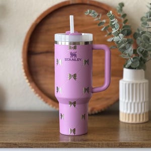 Stanley Bow Design – Engraved Bow Design – Custom Quencher Cup – Girly Aesthetic Gift for Her, Bridesmaids, Besties