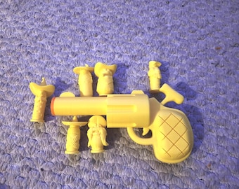 ロジャー・ラビットの小道具と6体のダムダムを額装したミニチュア