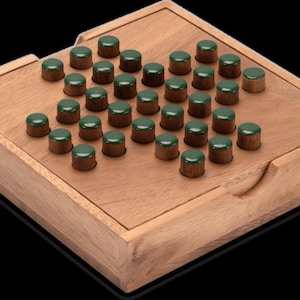 Peut inclure: Un plateau de jeu en bois avec un couvercle coulissant. Le plateau est composé d'une grille de 49 chevilles vertes et brunes.