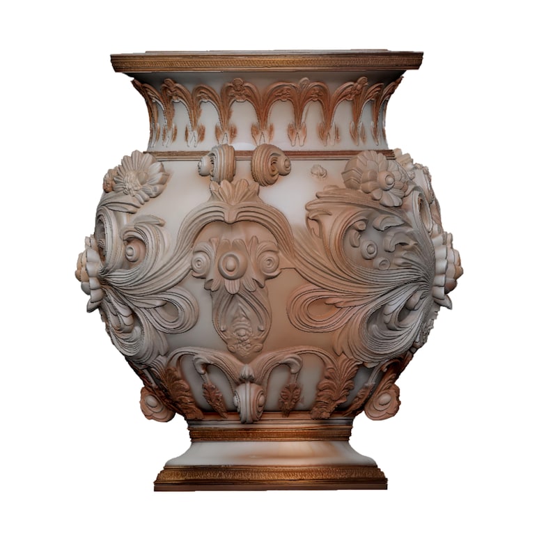 Pu&ograve; includere: Vaso beige ornato con intricate sculture floreali e a volute. Il vaso ha un bordo e una base ampi e decorativi, con una superficie strutturata. Il design presenta motivi simmetrici e un'estetica classica.