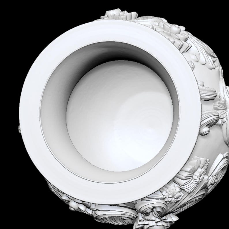 Pu&ograve; includere: Oggetto decorativo bianco e ornato con una grande apertura circolare. L'oggetto presenta dettagliati motivi floreali e a volute all'esterno. Il design &egrave; simmetrico e sembra un rendering 3D su sfondo nero.