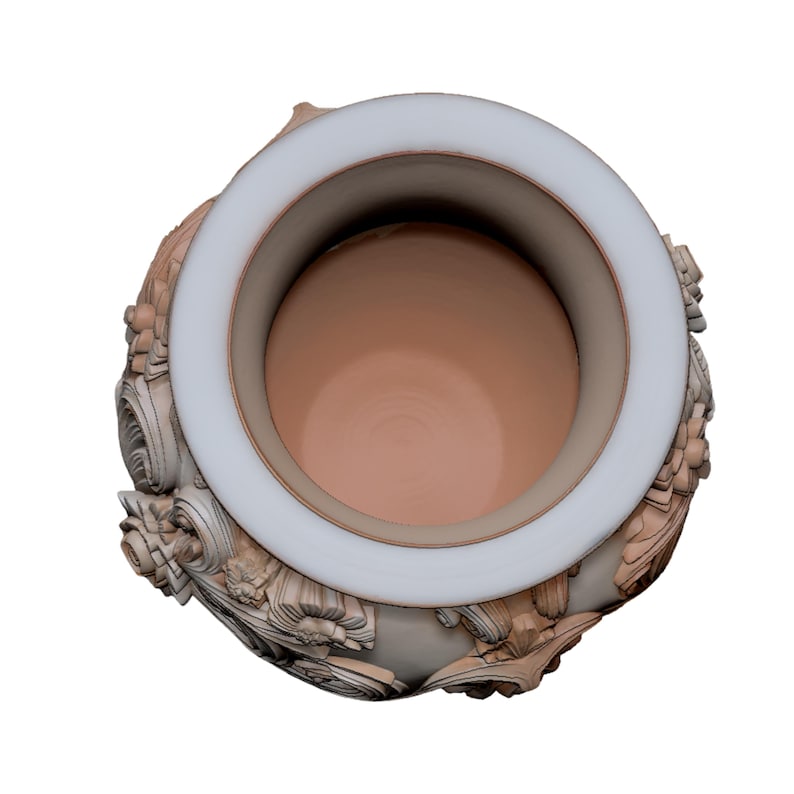 Pu&ograve; includere: Vista dall'alto di un vaso decorativo con un ampio bordo bianco e un interno marrone chiaro. L'esterno presenta decorazioni floreali e a volute in rilievo ornate, nei toni del beige e del grigio. Il vaso ha un'estetica classica ed elegante.
