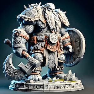 Può includere: Statuetta dettagliata di un guerriero gigante di pietra, con una grande ascia e uno scudo. La figura è adornata da intagli intricati, dettagli in pelliccia e cinghie di cuoio. La tavolozza dei colori comprende sfumature di grigio, marrone e bianco.