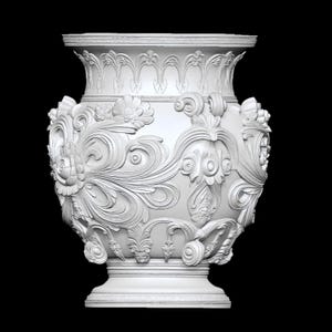 Pu&ograve; includere: Un vaso bianco e ornato con dettagliati disegni floreali e a volute. Il vaso ha una base ampia e un bordo svasato, con motivi simmetrici e un'estetica classica. Il design generale &egrave; molto decorativo e scultoreo.