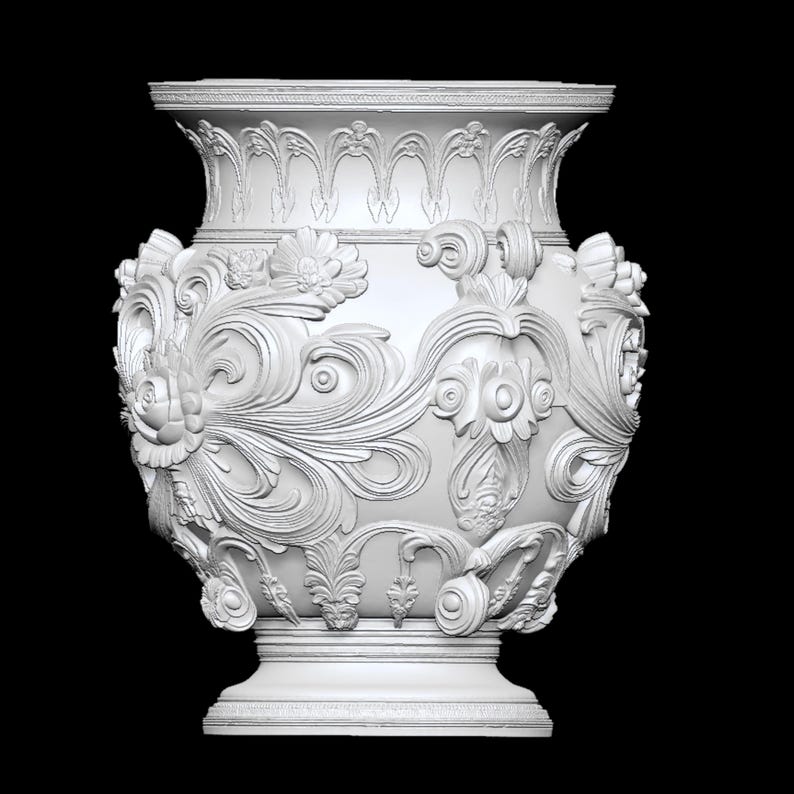 Pu&ograve; includere: Un vaso bianco e ornato con dettagliati disegni floreali e a volute. Il vaso ha una base ampia e un bordo svasato, con motivi simmetrici e un'estetica classica. Il design generale &egrave; molto decorativo e scultoreo.