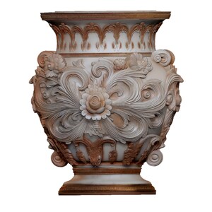 Pu&ograve; includere: Un grande vaso ornato con base e corpo color crema, con intricate sculture floreali e a volute. Il vaso ha un bordo ampio e dettagliato e una base decorativa, con accenti di un caldo colore marrone-rossastro.