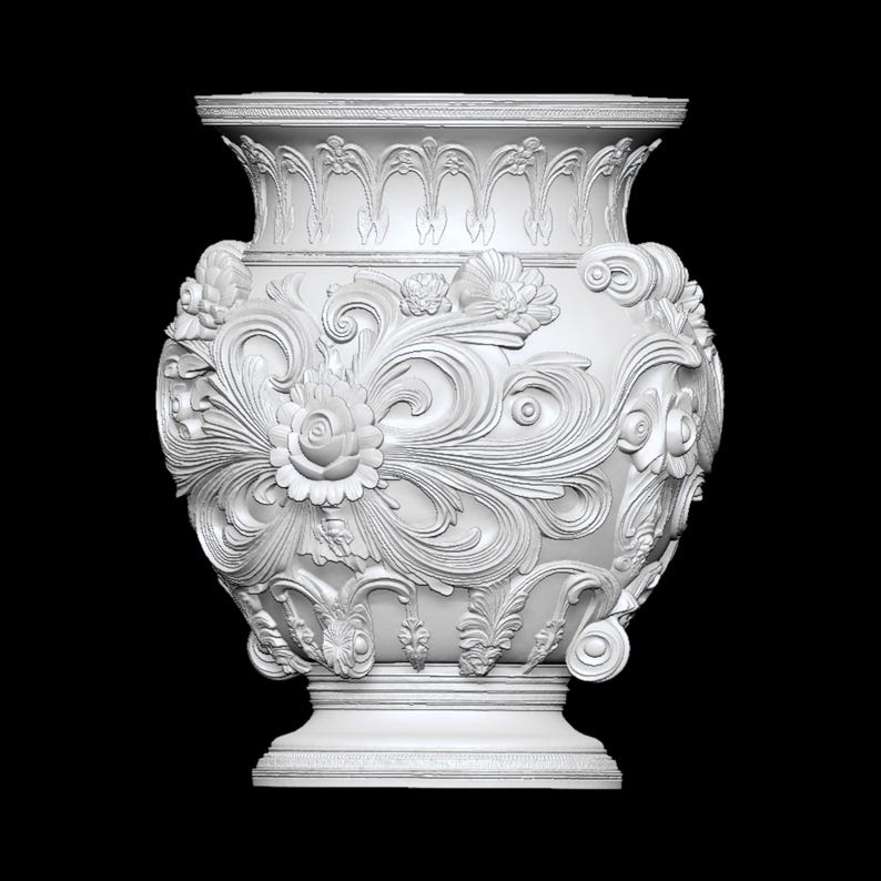 Pu&ograve; includere: Un vaso bianco e ornato con intricati disegni floreali e a volute. Il vaso presenta un bordo ampio e dettagliato e una base a piedistallo. Il design generale &egrave; simmetrico e classico, con un focus sulla consistenza e il rilievo.