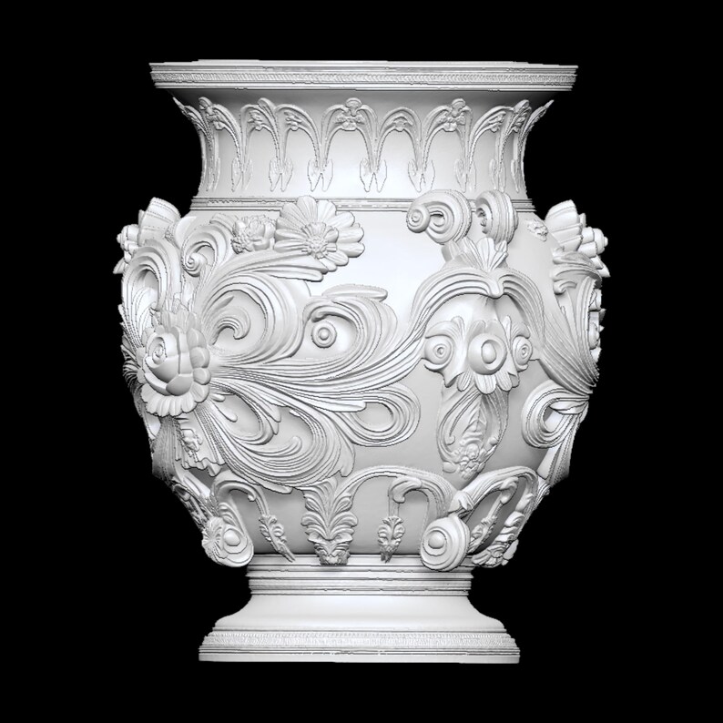 Pu&ograve; includere: Un vaso bianco e ornato con dettagliati disegni floreali e a volute. Il vaso ha una parte superiore ampia e svasata e una base a piedistallo. Le sculture a rilievo creano un effetto tridimensionale, mostrando l'intricata maestria artigianale. Lo sfondo &egrave; nero.