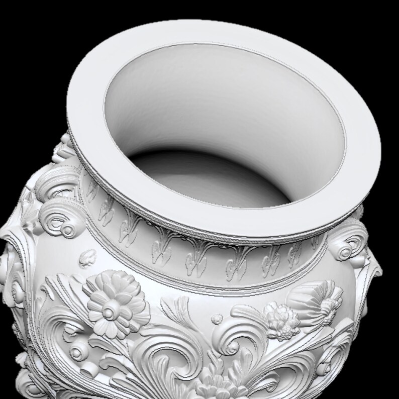 Pu&ograve; includere: Un vaso bianco e ornato con un'ampia apertura e dettagli floreali e a volute in rilievo. Il vaso ha un bordo spesso e una superficie strutturata, che mostra un design classico. Lo sfondo &egrave; nero.