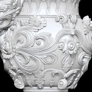 Pu&ograve; includere: Primo piano di un vaso decorativo bianco con rilievi floreali e a volute. Il design include rose, foglie e motivi a spirale, creando un'estetica classica. Il vaso ha una superficie strutturata.