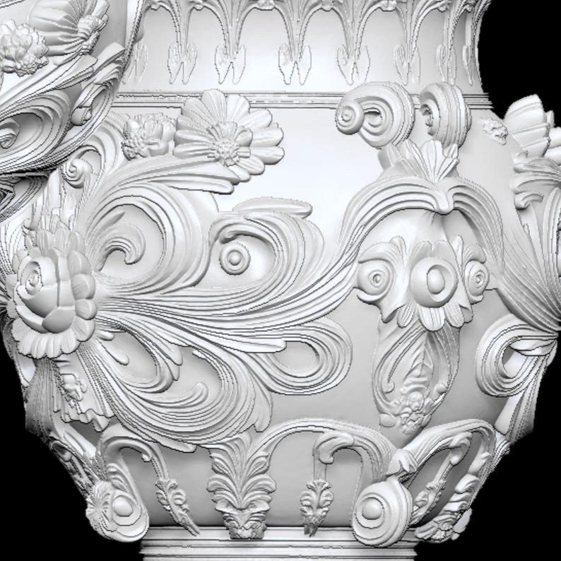 Pu&ograve; includere: Primo piano di un vaso decorativo bianco con rilievi floreali e a volute. Il design include rose, foglie e motivi a spirale, creando un'estetica classica. Il vaso ha una superficie strutturata.