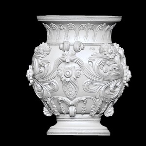 Pu&ograve; includere: Un vaso bianco e ornato con intricati disegni floreali e a volute. Il vaso presenta una parte superiore ampia e svasata e una base a piedistallo. Le sculture dettagliate e i motivi simmetrici gli conferiscono un aspetto classico ed elegante. Il vaso &egrave; posto su uno sfondo nero.