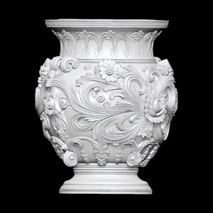 Pu&ograve; includere: Un vaso bianco e ornato con intricate sculture a rilievo floreali e fogliari. Il vaso presenta un bordo ampio e dettagliato e una base a piedistallo. Il design include rose, foglie e motivi a vortice, creando un'estetica classica. Lo sfondo &egrave; nero.