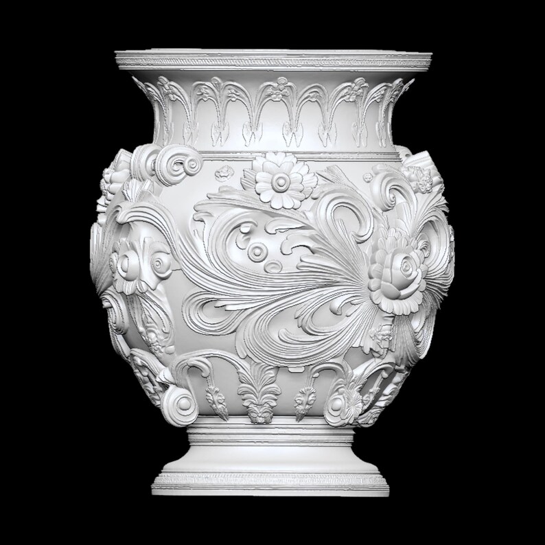 Pu&ograve; includere: Un vaso bianco e ornato con intricate sculture a rilievo floreali e fogliari. Il vaso presenta un bordo ampio e dettagliato e una base a piedistallo. Il design include rose, foglie e motivi a vortice, creando un'estetica classica. Lo sfondo &egrave; nero.