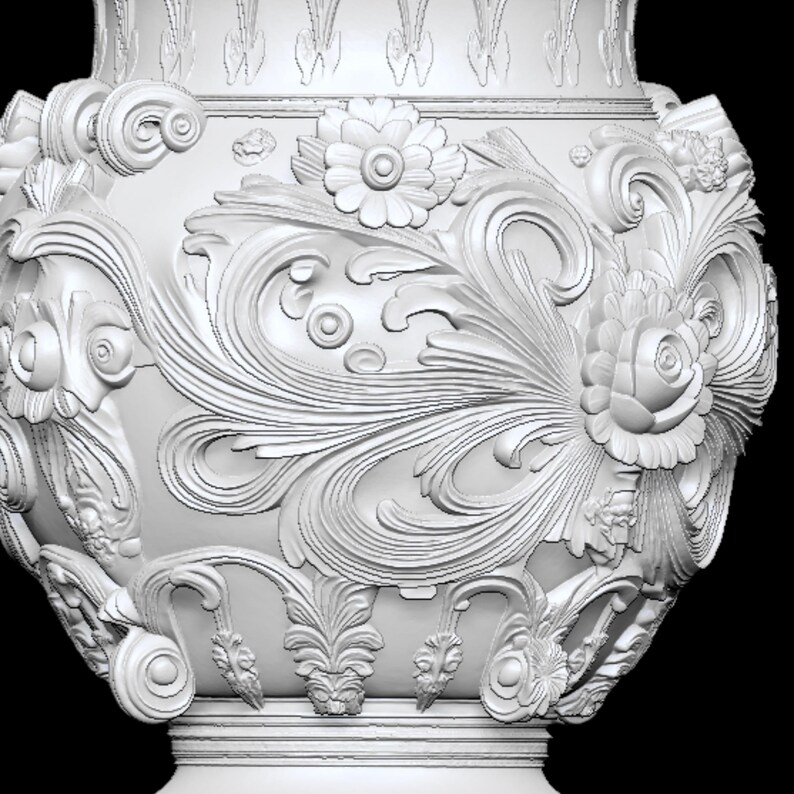 Pu&ograve; includere: Un vaso bianco e ornato con dettagliati rilievi floreali e a volute. Il design presenta grandi fiori, foglie a spirale e abbellimenti decorativi. Il vaso ha un corpo largo e una base dettagliata.