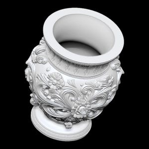 Pu&ograve; includere: Un vaso bianco e ornato con un'ampia apertura e un dettagliato design floreale e a volute. Il vaso ha una base rotonda ed &egrave; posto su uno sfondo nero. Il design include fiori, foglie e motivi a spirale.