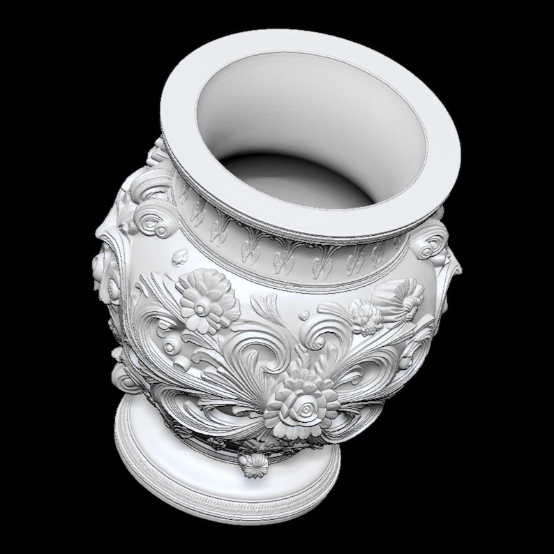 Pu&ograve; includere: Un vaso bianco e ornato con un'ampia apertura e un dettagliato design floreale e a volute. Il vaso ha una base rotonda ed &egrave; posto su uno sfondo nero. Il design include fiori, foglie e motivi a spirale.