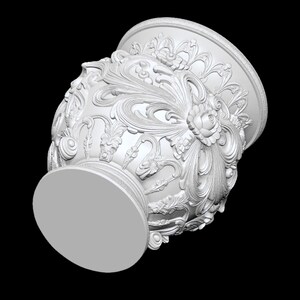 Pu&ograve; includere: Un vaso bianco e ornato con dettagliate sculture a rilievo floreali e fogliari. Il vaso presenta una base circolare e un bordo svasato, con un motivo floreale centrale. Il design &egrave; simmetrico e classico, adatto all'arredamento.