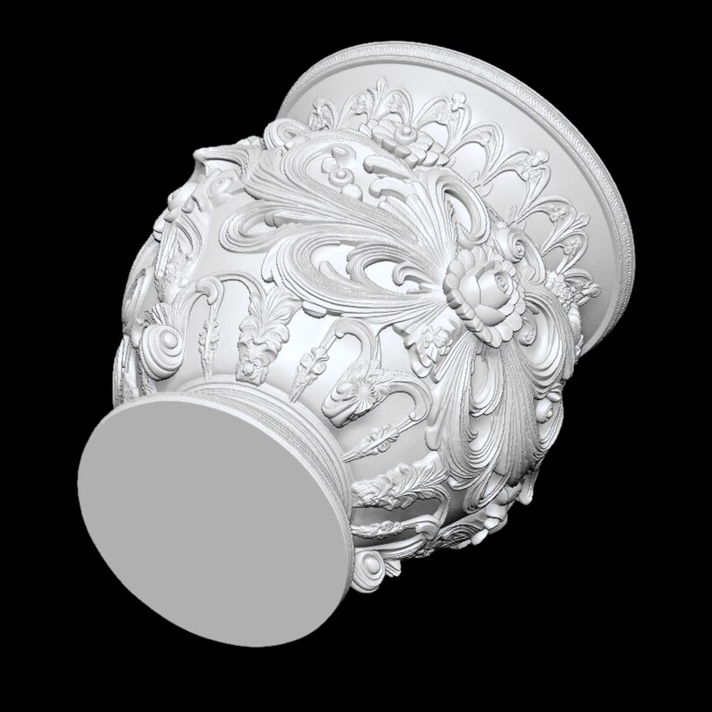 Pu&ograve; includere: Un vaso bianco e ornato con dettagliate sculture a rilievo floreali e fogliari. Il vaso presenta una base circolare e un bordo svasato, con un motivo floreale centrale. Il design &egrave; simmetrico e classico, adatto all'arredamento.