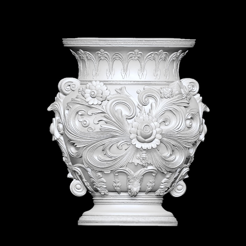 Pu&ograve; includere: Un vaso bianco e ornato con intricati dettagli floreali e a volute. Il vaso presenta un bordo ampio e dettagliato e una base a piedistallo. Il design include rose e altri fiori stilizzati, creando un'estetica classica.