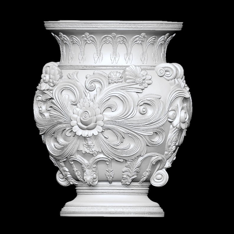 Pu&ograve; includere: Un vaso bianco e ornato con intricati disegni floreali e a volute. Il vaso presenta un bordo ampio e dettagliato e una base a piedistallo. Il design &egrave; simmetrico, con un'estetica classica. Il vaso &egrave; probabilmente in ceramica o gesso.