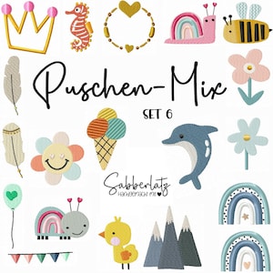 Könnte beinhalten: Ein Set mit 12 bunten, gestickten Bügelbildern für Kleidung. Die Patches zeigen verschiedene Motive, darunter eine Krone, ein Seepferdchen, einen Regenbogen, eine Schnecke, eine Biene, eine Blume, eine Feder, ein Smiley, ein Eis am Stiel, einen Delfin, eine Bergkette und ein Küken. Der Text "Puschen-Mix SET 6" und "Sabberlatz Handgemacht mit" ist ebenfalls im Bild enthalten.