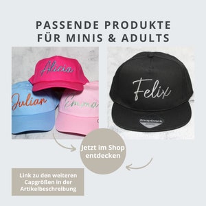 May include: A collection of personalized baseball caps in various colors, including pink, light blue, and black. Each cap features a name embroidered in a contrasting color. The text "PASSENDE PRODUKTE F&Uuml;R MINIS & ADULTS" is at the top.