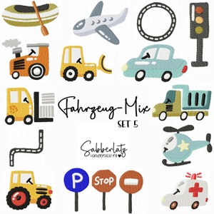 Könnte beinhalten: Ein Set mit 12 gestickten Bügelbildern, die verschiedene Fahrzeuge zeigen, darunter einen Traktor, einen LKW, ein Auto, einen Hubschrauber, ein Flugzeug, ein Boot und Verkehrsschilder. Die Patches sind zum Aufbügeln oder Annähen auf Kleidung, Taschen oder andere Stoffartikel gedacht. Der Text "Fahrzeug-Mix SET 5" und "Sabberlatz Handgemacht mit" ist ebenfalls im Bild enthalten.