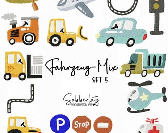 Op de afbeelding: Een set van 12 geborduurde strijk-op patches met verschillende voertuigen, waaronder een tractor, een vrachtwagen, een auto, een helikopter, een vliegtuig, een boot en verkeersborden. De patches zijn ontworpen om te naaien of te strijken op kleding, tassen of andere stoffen items. De tekst "Fahrzeug-Mix SET 5" en "Sabberlatz Handgemacht mit" is ook in de afbeelding opgenomen.
