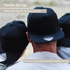 Könnte beinhalten: Drei schwarze Baseballkappen mit dem Text "Familie |X| Cap" und "Partnerlook Caps für die ganze Familie" auf der Vorderseite. Die mittlere Kappe hat den Text "Sabberlatz" und "D" mit einem Stern auf der Vorderseite. Die Kappe links hat den Text "Snapback" auf der Rückseite. Die Kappe rechts hat den Text "Mini-Cap. Caps für Kids und Adults ebenfalls im Shop" unten.