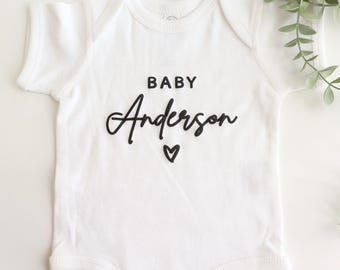 Body ONESIES® personalizzato con nome per neonato / Vestito per neonato con nome personalizzato / Regalo per neonato / Annuncio di gravidanza / Rivelazione del nome del bambino