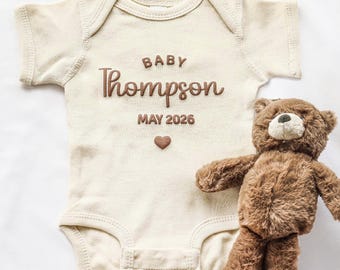 Body ONESIES® personalizzato con nome per neonato / Vestito per neonato con nome personalizzato / Regalo per neonato / Annuncio di gravidanza / Rivelazione del nome del bambino