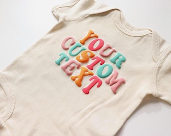 Body ONESIES® personalizzato / Vestito per neonato con testo personalizzato / Regalo per neonato / Annuncio di gravidanza / Rivelazione del nome del bambino
