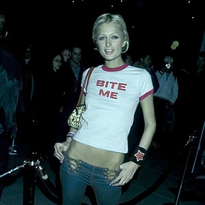 Bite Me Paris Hilton Shirt Woman - Paris Hilton Slogan Y2k Tee Girls - Paris Hilton That's Hot Your Not 2000s Style Baby Tee