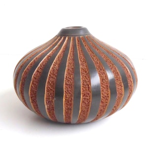Vintage ceramic vase brown/Handmade ceramic vase signed/Artist vase 70s/Striped vase brown/Mid Century Modern