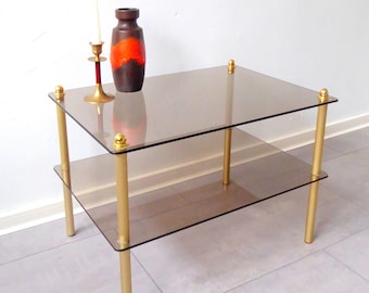 Mesa auxiliar de cristal y latón estilo Hollywood Regency / Mesa auxiliar de cristal ahumado