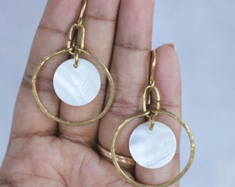 Brincos de argola martelada com pingente de concha | Estilo minimalista | Latão | Cobre