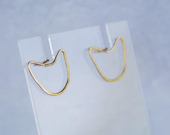 Brincos de gato minimalistas em prata de lei e latão