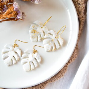 MONSTERA // Large white and gold lucent monstera leaf earrings, palm leaf earrings, tropical leaf earrings ,wedding earrings zdjęcie 8