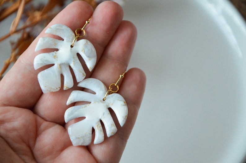 MONSTERA // Large white and gold lucent monstera leaf earrings, palm leaf earrings, tropical leaf earrings ,wedding earrings zdjęcie 9