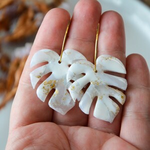 MONSTERA // Large white and gold lucent monstera leaf earrings, palm leaf earrings, tropical leaf earrings ,wedding earrings zdjęcie 10