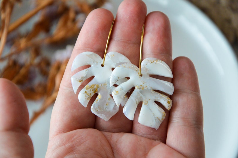 MONSTERA // Large white and gold lucent monstera leaf earrings, palm leaf earrings, tropical leaf earrings ,wedding earrings zdjęcie 10