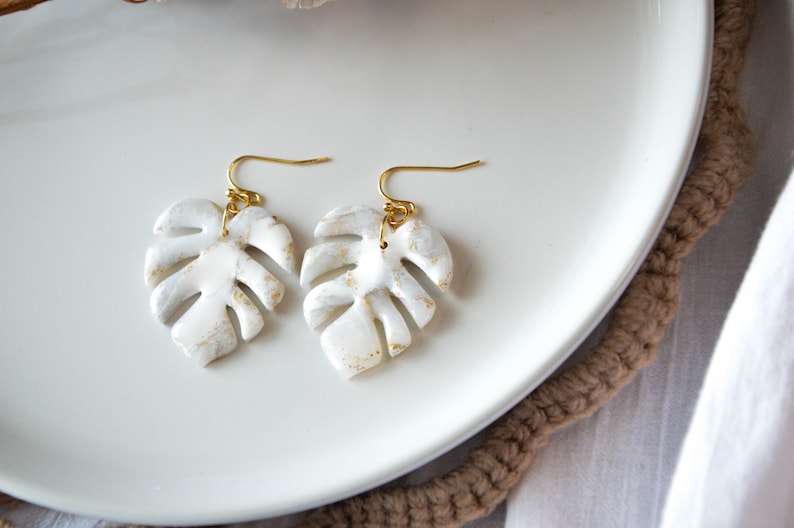 MONSTERA // Large white and gold lucent monstera leaf earrings, palm leaf earrings, tropical leaf earrings ,wedding earrings zdjęcie 7