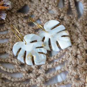 MONSTERA // Large white and gold lucent monstera leaf earrings, palm leaf earrings, tropical leaf earrings ,wedding earrings zdjęcie 1