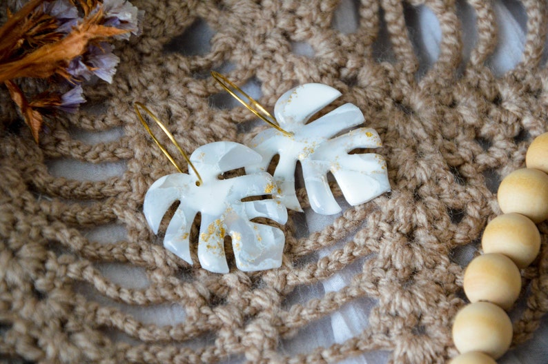 MONSTERA // Large white and gold lucent monstera leaf earrings, palm leaf earrings, tropical leaf earrings ,wedding earrings zdjęcie 1