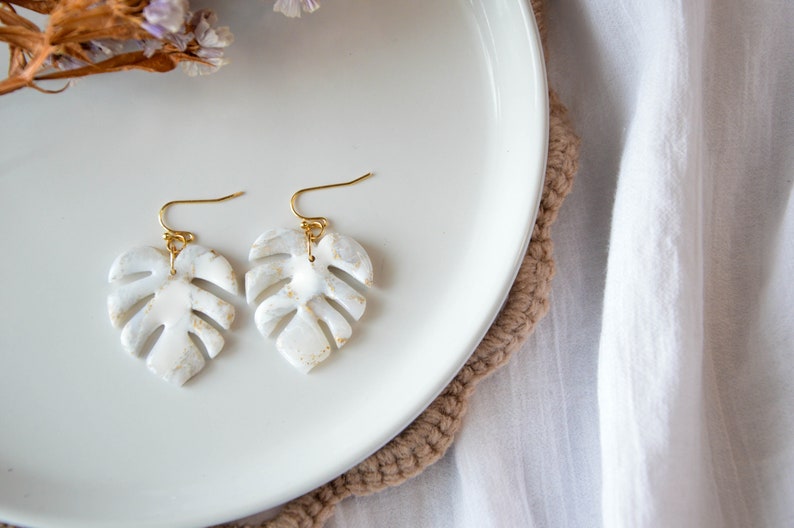 MONSTERA // Large white and gold lucent monstera leaf earrings, palm leaf earrings, tropical leaf earrings ,wedding earrings zdjęcie 5