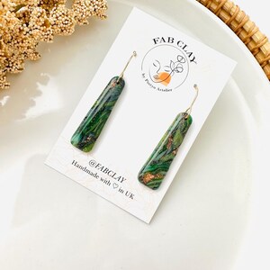 Boucles d'oreilles vertes abstraites faites main en pâte polymère : gouttes en mica