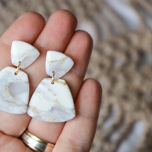 White and gold tranclucent clay earrings / Marble wedding earrings / handmade earrings / statement drop earrings / Bridesmaids / Brides