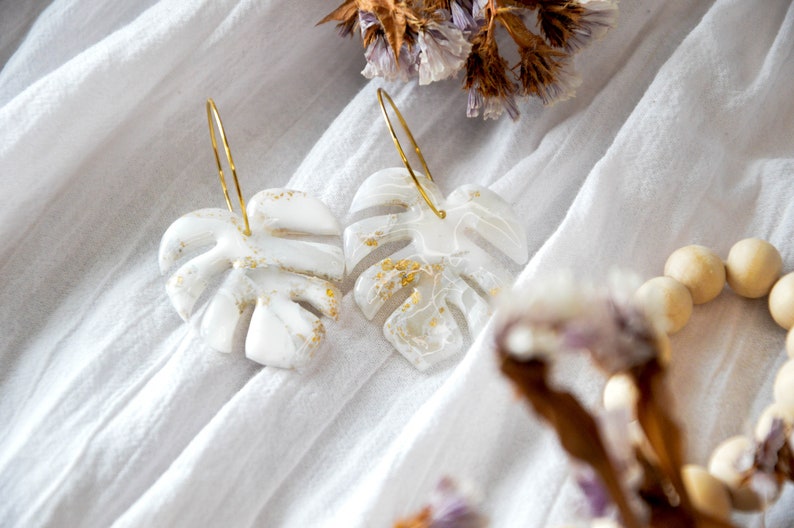 MONSTERA // Large white and gold lucent monstera leaf earrings, palm leaf earrings, tropical leaf earrings ,wedding earrings zdjęcie 4